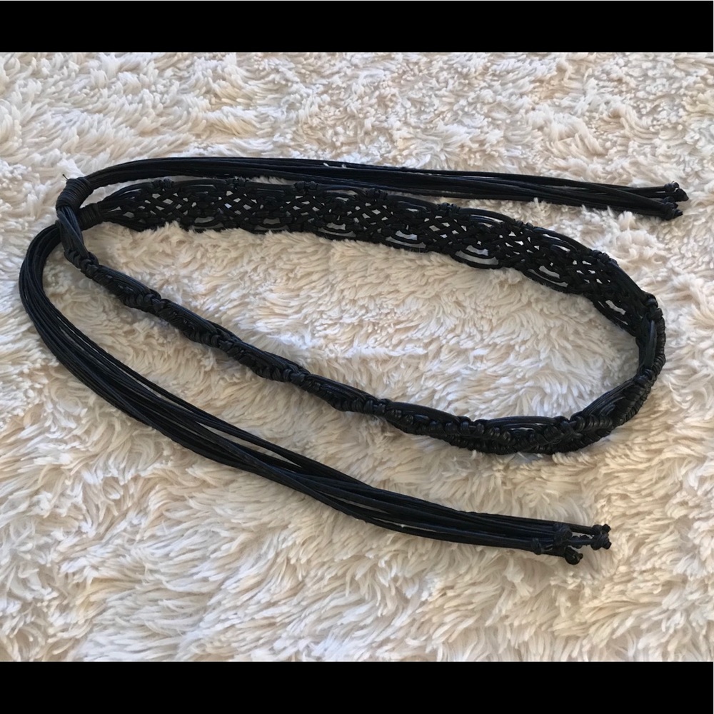Leather-like braided belt in black